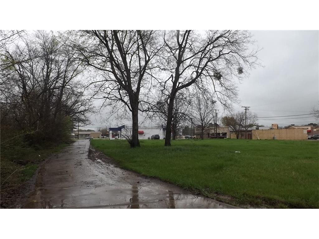 1068 Village Dr, Sulphur Springs, TX 75482